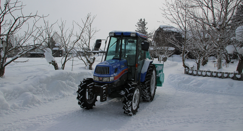 園内の通路を除雪するトラクター