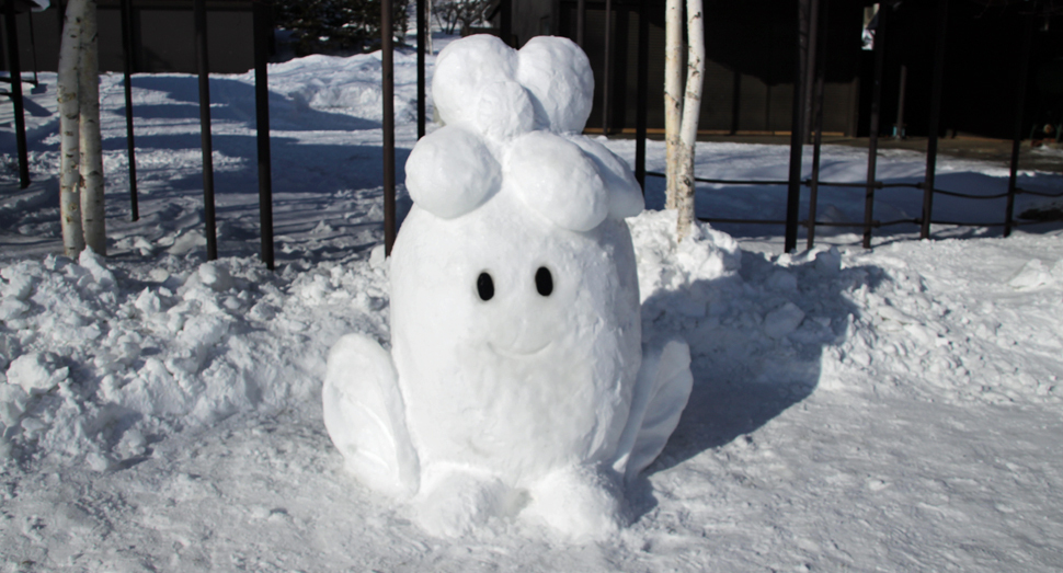 温室前に雪ラベさんができました