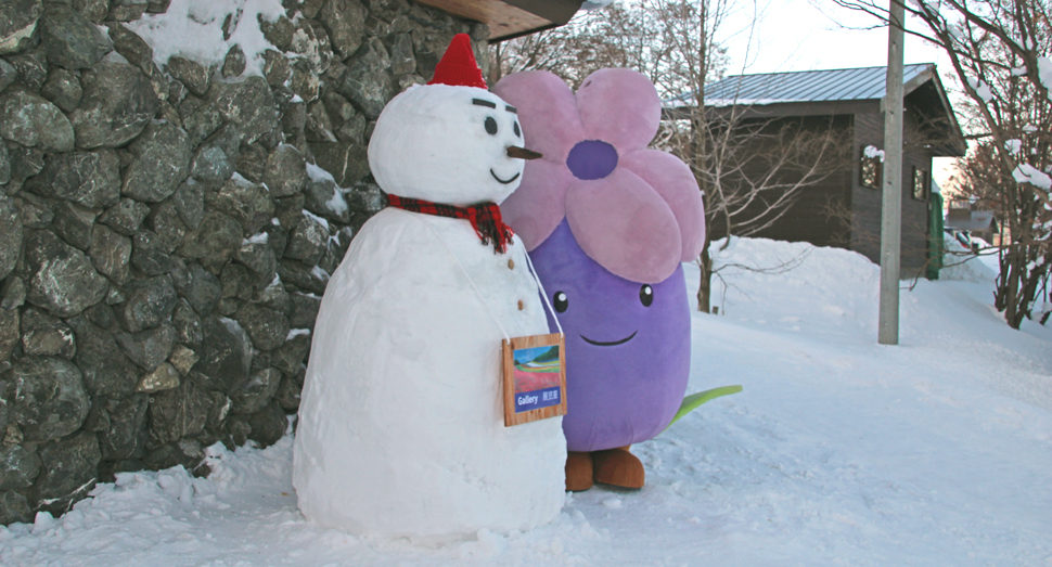 仲良しの雪だるまさんと皆さんのご来園をお待ちしています