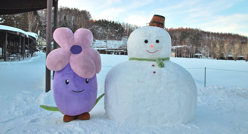 にこにこ笑顔の大きな雪だるまさんと♪