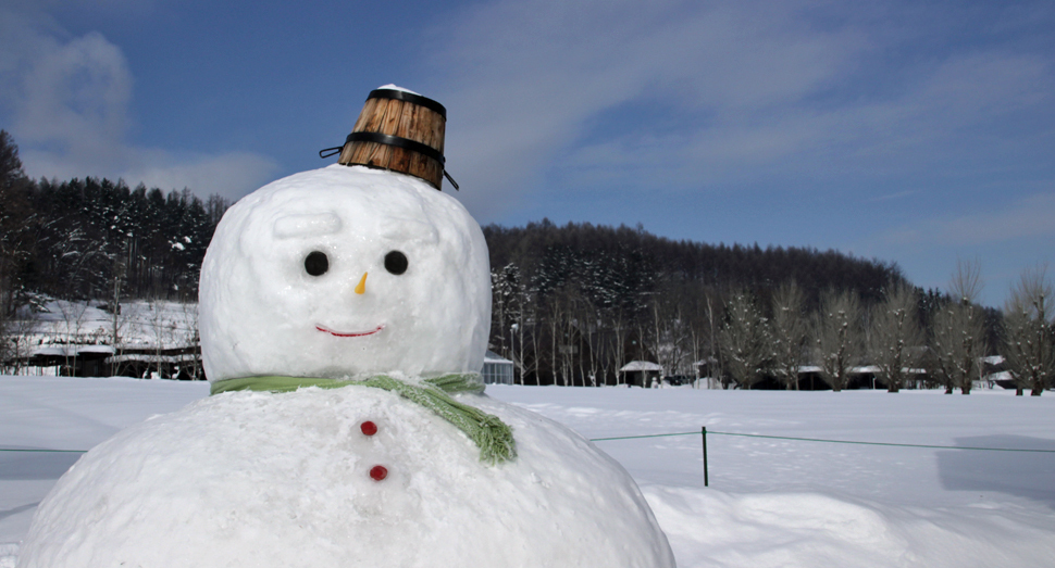 あたたかい表情で皆さまをお迎えする雪だるま