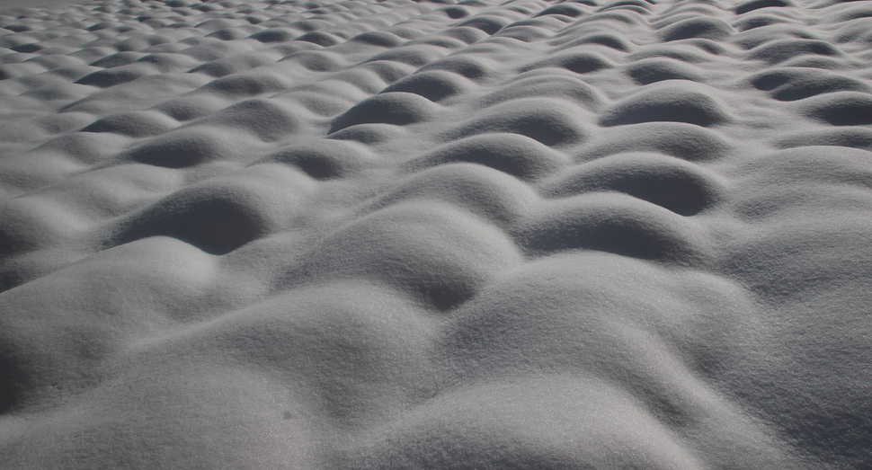 ぽこぽこしているのは雪が積もり始め時のみの状況です