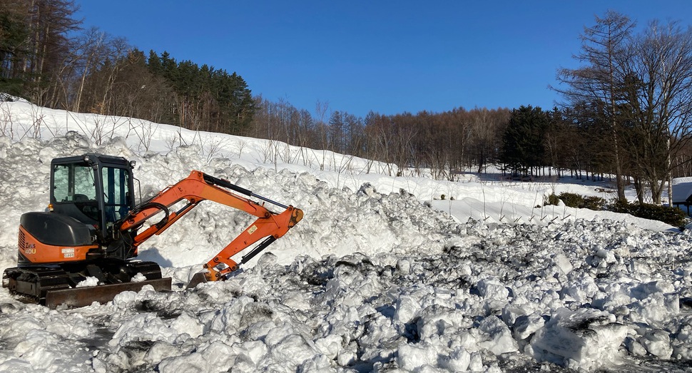 雪を砕いて融雪剤を散布しました