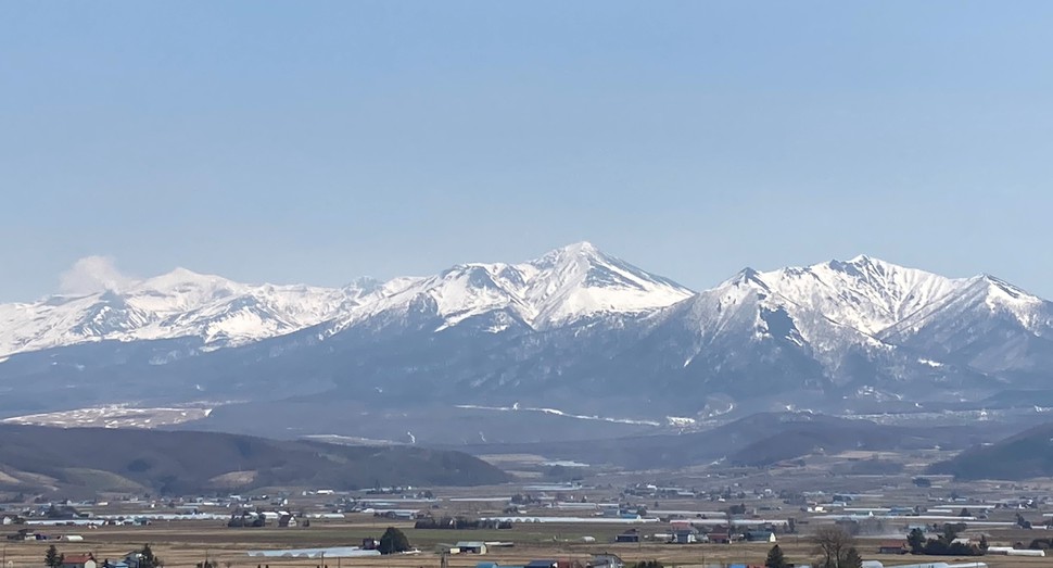 残雪の十勝岳連峰