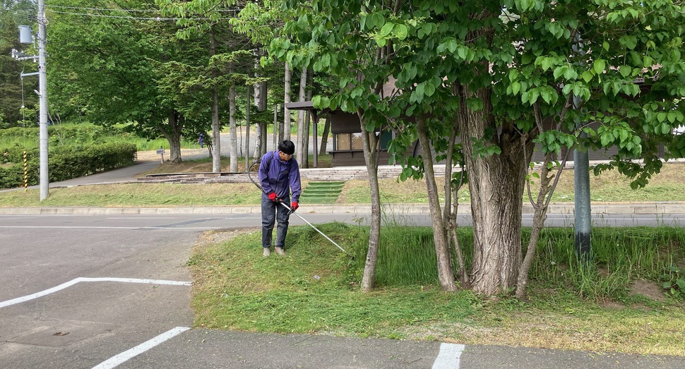 園内整備中「草刈り」