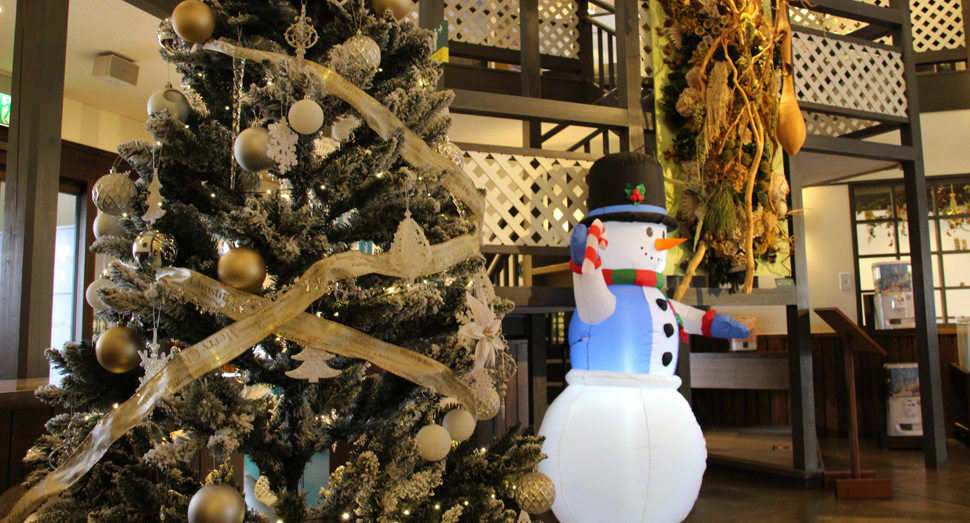 花人の舎マリーにクリスマスツリーと雪だるまを飾りました