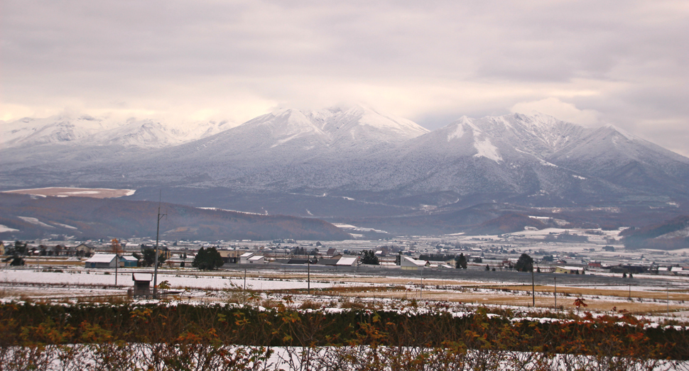 十勝岳連峰の山々も雪が下りてきています