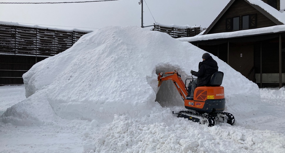 かまくら作成中です