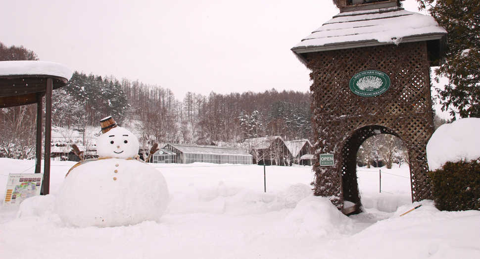ゲート前で皆様をお迎えする大きな雪だるまです