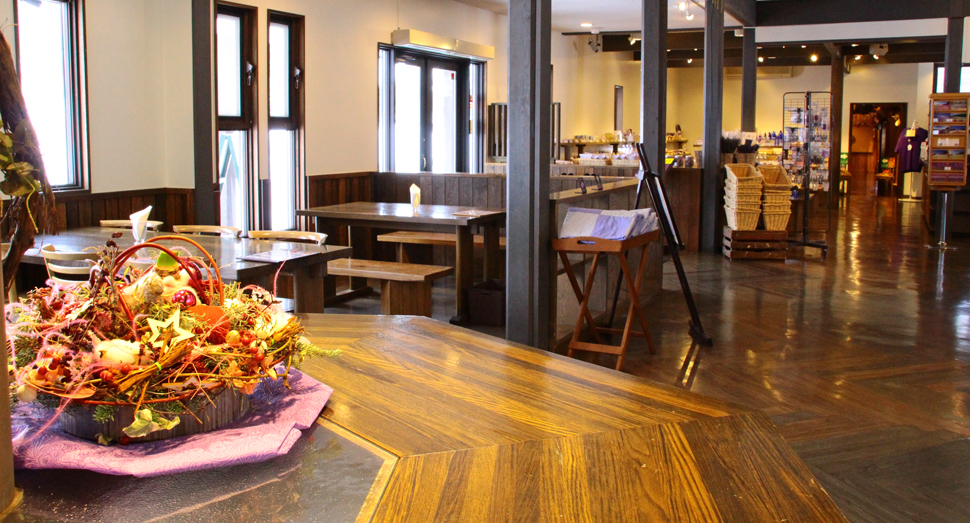 あたたかなカフェとショップでひとやすみ