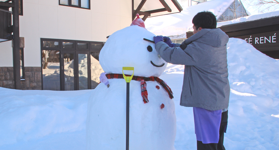 雪だるまのお化粧直し中です