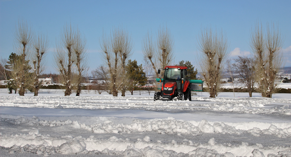 花人の畑に融雪剤をまきました