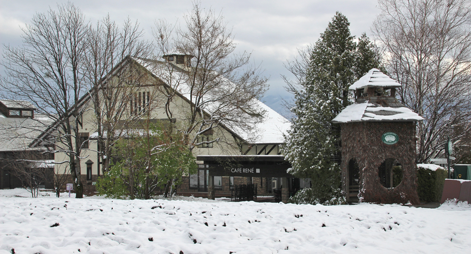 花人の舎やモニュメントの屋根にも雪が積もりました