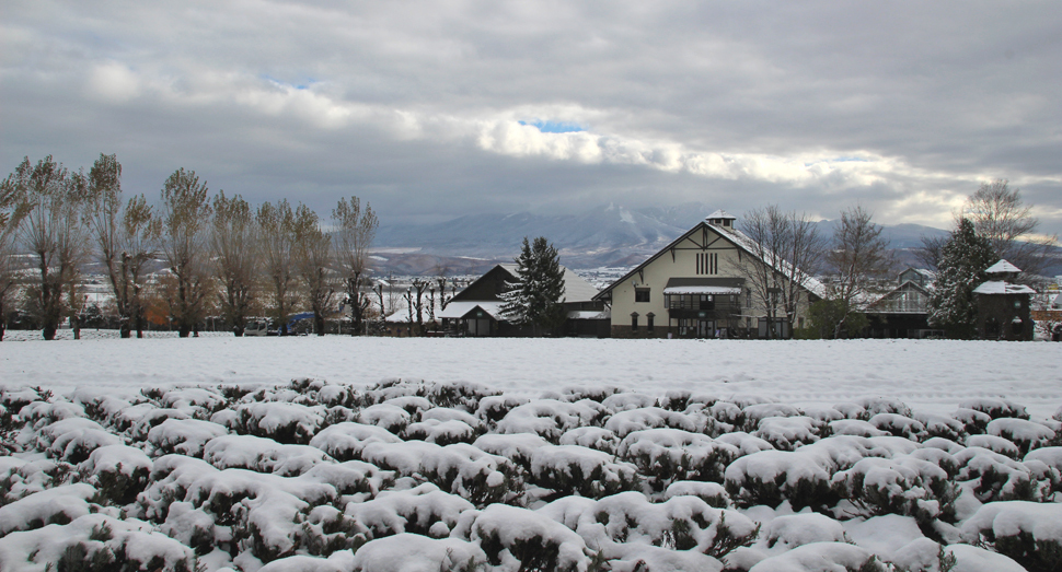 十勝岳連峰の上に厚い雲が掛かっています