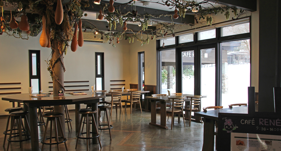 カフェで雪を眺めながらくつろいだり･･･