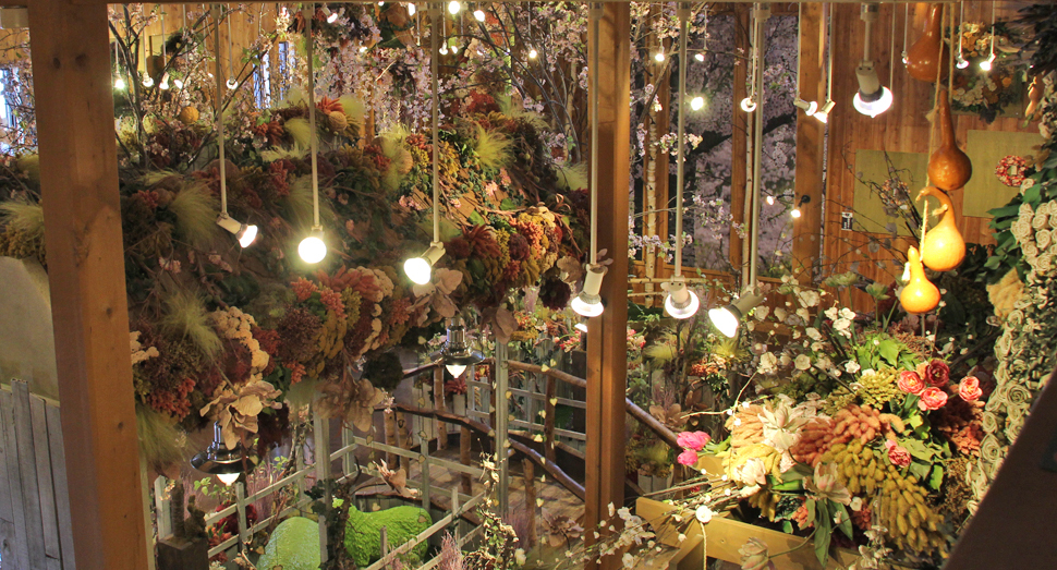 高い位置のアレンジメントは2階に上がるとよく見えます