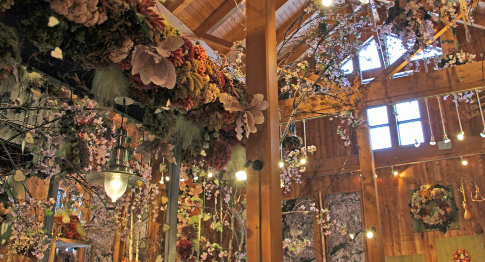 華やかなアレンジメントが出迎えるドライフラワーの舎