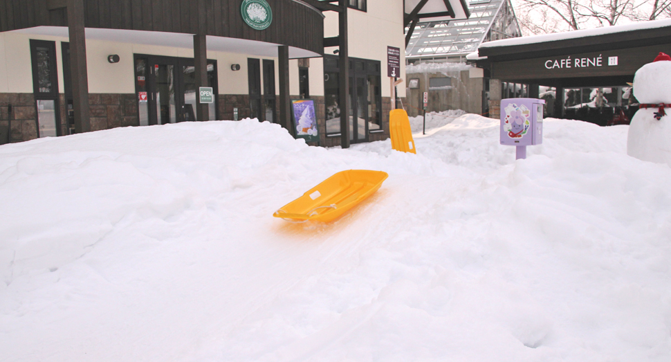 花人の舎前ではそり遊びを楽しむことができます