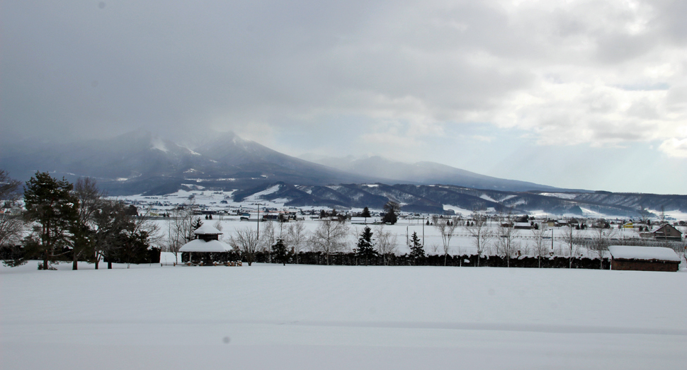 十勝岳連峰では雪が降っていそうです