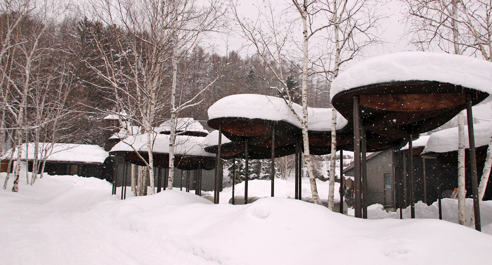 パッサージュの屋根に丸く雪が積もっています
