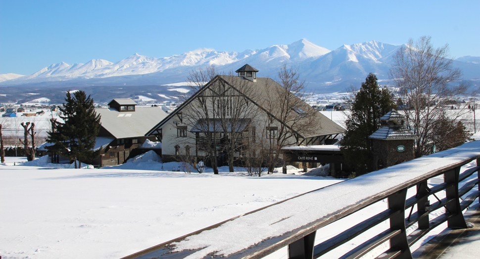 花の舎展望デッキから望む十勝岳連峰