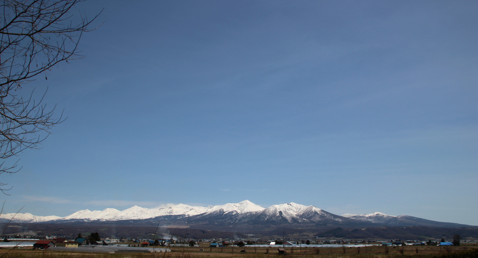 青空と十勝岳連峰