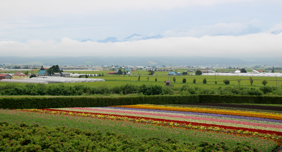 雨雲の向こうには雄大な山々