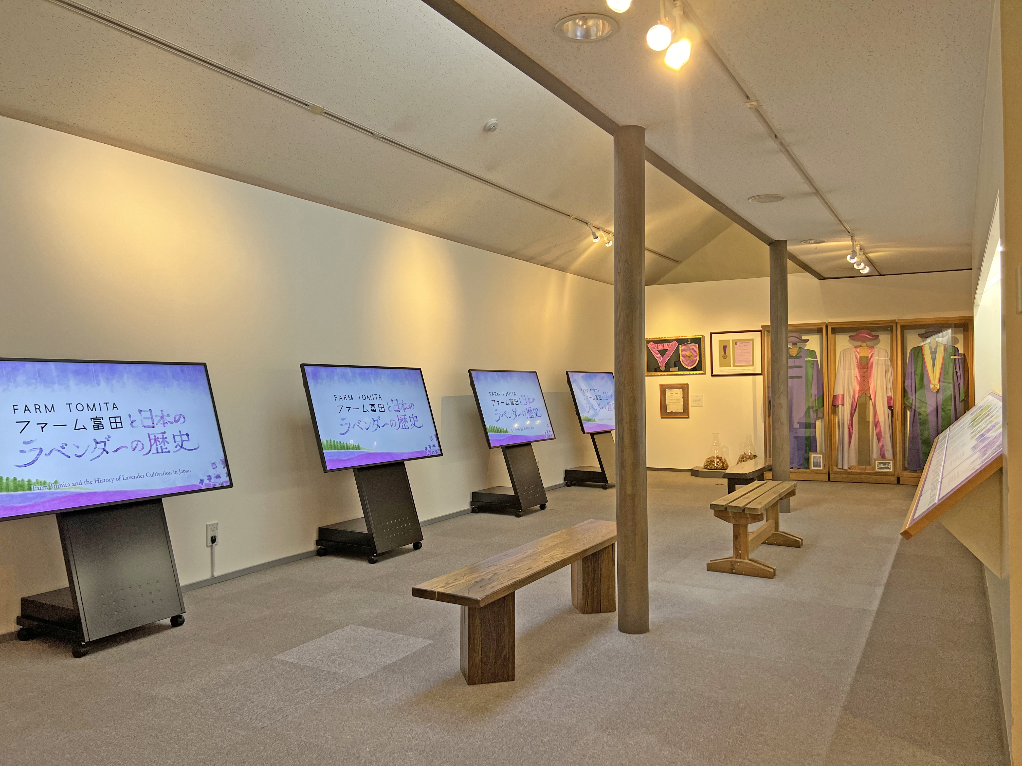 ファーム富田に咲くラベンダーの香りを体験するお客様